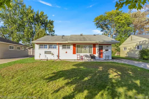 555 Lytle Pl, Garden City, MI 48135