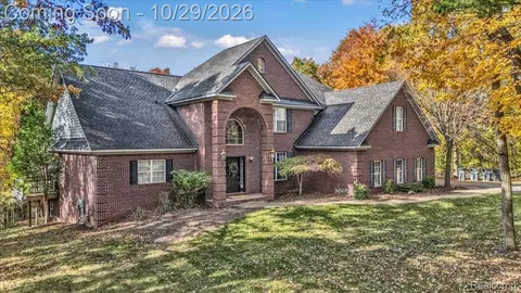3903 Nutcracker Ct, Addison, MI 48370