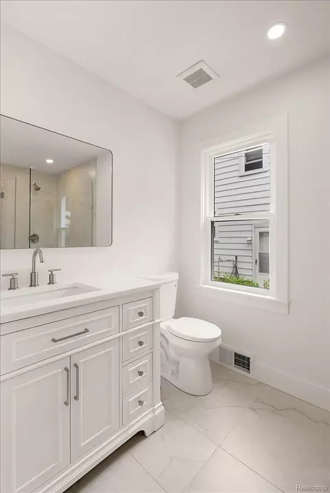 Bath - 2155 E 8 Mile Rd, Grosse Pointe Woods, MI 48236 photo 2 of 5