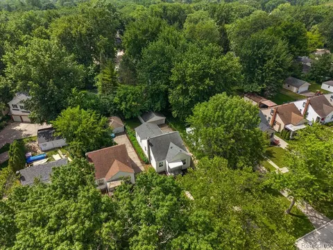 View/Area - 2155 E 8 Mile Rd, Grosse Pointe Woods, MI 48236 photo 2 of 3