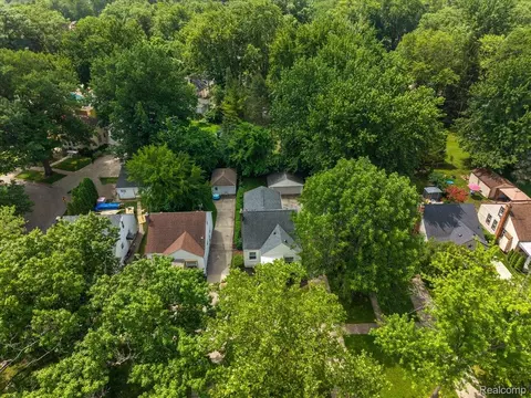 View/Area - 2155 E 8 Mile Rd, Grosse Pointe Woods, MI 48236 photo 3 of 3