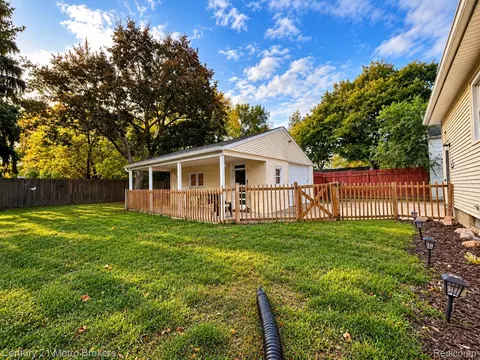 3501 Clairmont St, Flint, MI 48503 photo 2