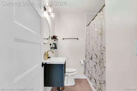 Bath - 890 E Bennett Ave, Ferndale, MI 48220 photo 1 of 1