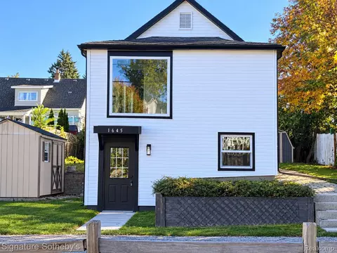 1645 Sylvan Glen St, Keego Harbor, MI 48320