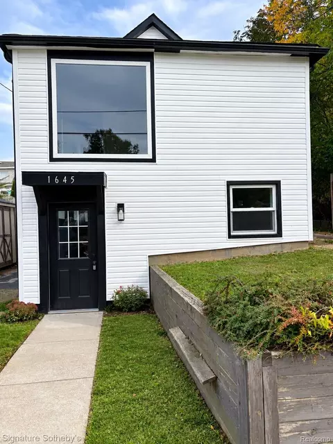 1645 Sylvan Gln, Keego Harbor, MI 48320