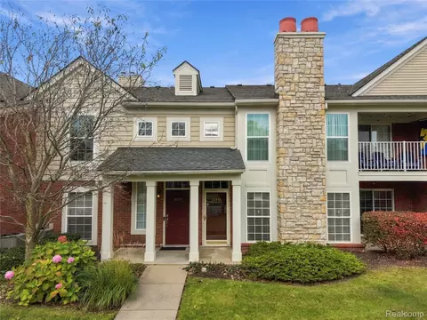 28251 Oakmonte Cir E, Lyon, MI 48165