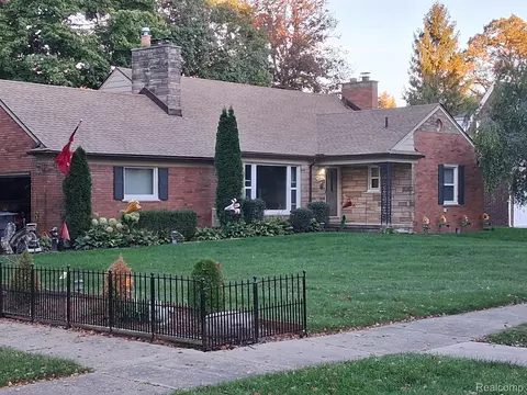 28456 Sunset Blvd W, Lathrup Village, MI 48076