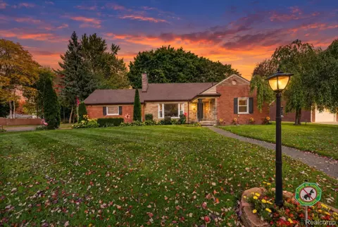 28456 Sunset Blvd W, Lathrup Village, MI 48076