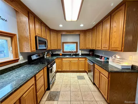 Kitchen - 1469 Hendricks Dr, Monroe, MI 48162 photo 2 of 5