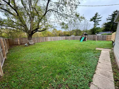 Exterior - 1469 Hendricks Dr, Monroe, MI 48162 photo 4 of 8