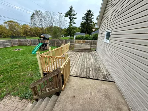 Exterior - 1469 Hendricks Dr, Monroe, MI 48162 photo 2 of 8