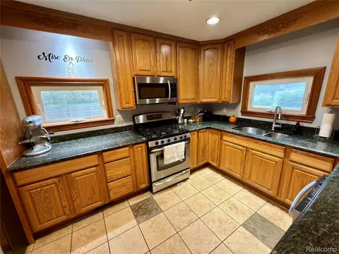 Kitchen - 1469 Hendricks Dr, Monroe, MI 48162 photo 3 of 5