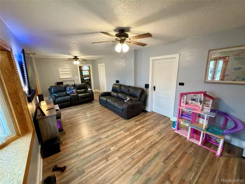 Living - 1469 Hendricks Dr, Monroe, MI 48162 photo 1 of 2