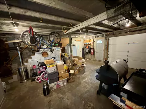Entry Way - 1469 Hendricks Dr, Monroe, MI 48162 photo 2 of 2