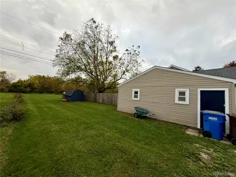 Exterior - 1469 Hendricks Dr, Monroe, MI 48162 photo 6 of 8
