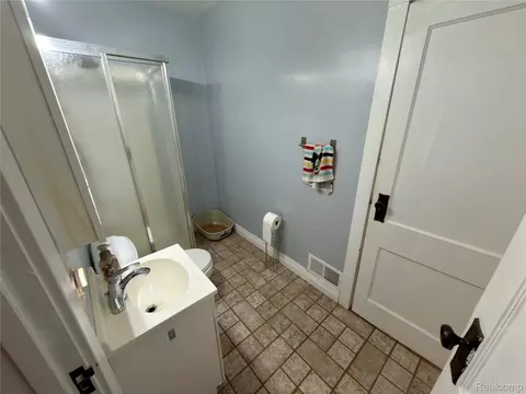 Bath - 1469 Hendricks Dr, Monroe, MI 48162 photo 2 of 3