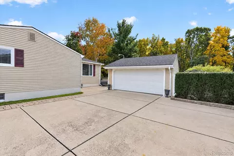 Exterior - 5601 Delmas Rd, Independence, MI 48348 photo 4 of 13