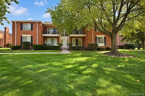 700 E Fox Hills Dr, Bloomfield Hills, MI 48304