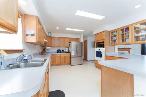 Kitchen - 12870 Scott Rd, Springfield, MI 48350 photo 2 of 4
