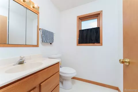 Bath - 12870 Scott Rd, Springfield, MI 48350 photo 1 of 2