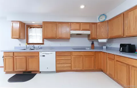 Kitchen - 12870 Scott Rd, Springfield, MI 48350 photo 3 of 4