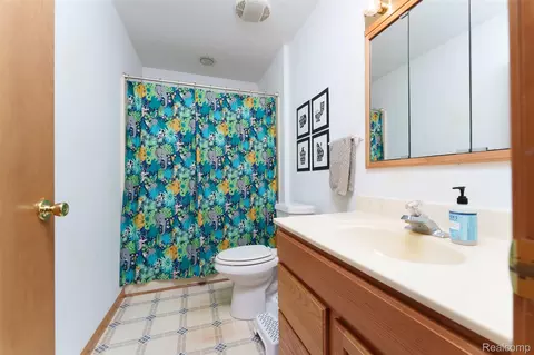 Bath - 12870 Scott Rd, Springfield, MI 48350 photo 2 of 2