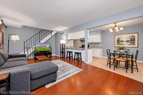 387 Neptune Dr, Walled Lake, MI 48390