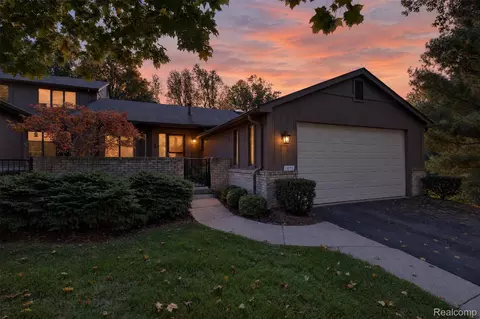 1071 Oak Pointe Dr Apt Dr #36, Waterford, MI 48327