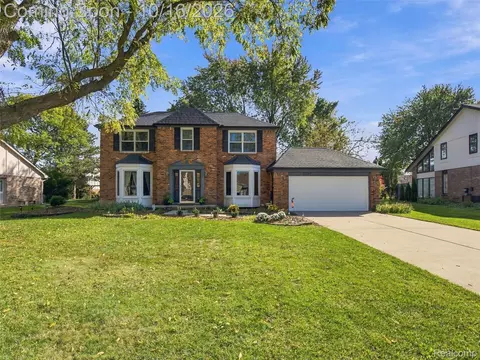 22747 Shadowglen Dr, Farmington Hills, MI 48335