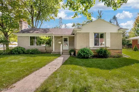 17825 Kinross Ave, Beverly Hills, MI 48025
