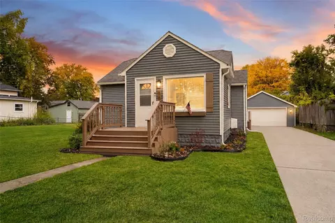 1138 Lakeview St, Waterford, MI 48328