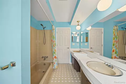 Bath - 2341 Newbedford Dr, Troy, MI 48085 photo 1 of 1