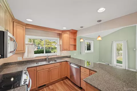 Kitchen - 2341 Newbedford Dr, Troy, MI 48085 photo 3 of 3