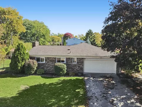 View/Area - 2341 Newbedford Dr, Troy, MI 48085 photo 3 of 4