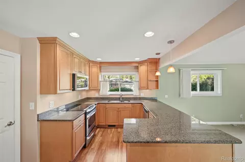 Kitchen - 2341 Newbedford Dr, Troy, MI 48085 photo 2 of 3