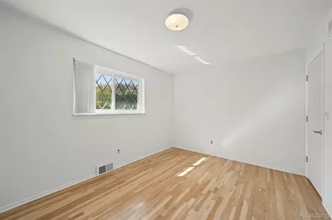 Bedroom - 2341 Newbedford Dr, Troy, MI 48085 photo 6 of 7
