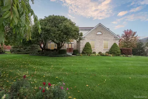 1107 Mountainside Dr, Orion, MI 48362