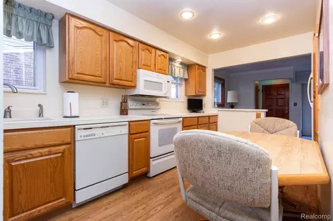 Kitchen - 17127 Koester St, Riverview, MI 48193 photo 2 of 4