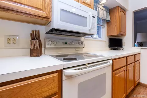 Kitchen - 17127 Koester St, Riverview, MI 48193 photo 3 of 4