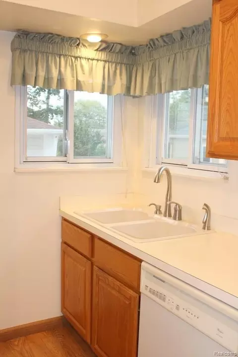 Kitchen - 17127 Koester St, Riverview, MI 48193 photo 4 of 4