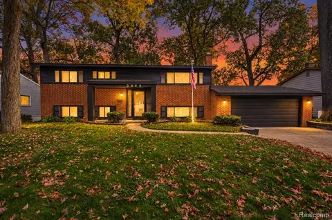 3898 Percy King Rd, Waterford, MI 48329