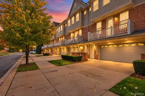 56642 Sunset Dr, Shelby Township, MI 48316