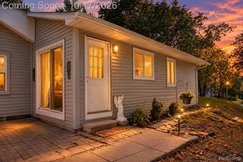 58 Omar St, Pontiac, MI 48342