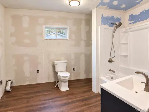 Bath - 420 Elm St, Adrian, MI 49221 photo 2 of 3