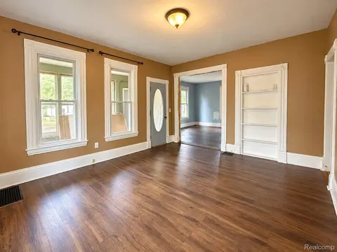 Living - 420 Elm St, Adrian, MI 49221 photo 2 of 3