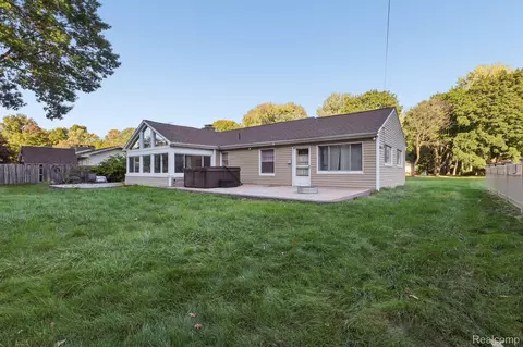 18111 Mayfield St, Livonia, MI 48152