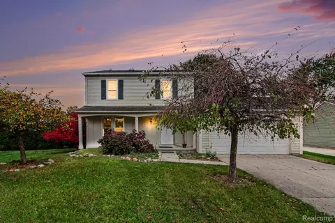 5846 Kings Arms Ct, Waterford, MI 48327