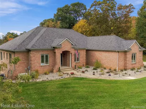 2840 Eric Dr, White Lake, MI 48383