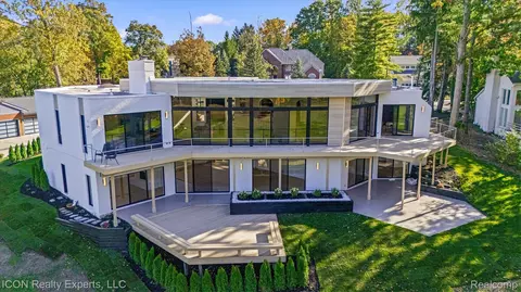 1972 Sherwood Gln, Bloomfield Township, MI 48302