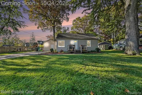 2164 Knollwood St, Auburn Hills, MI 48326